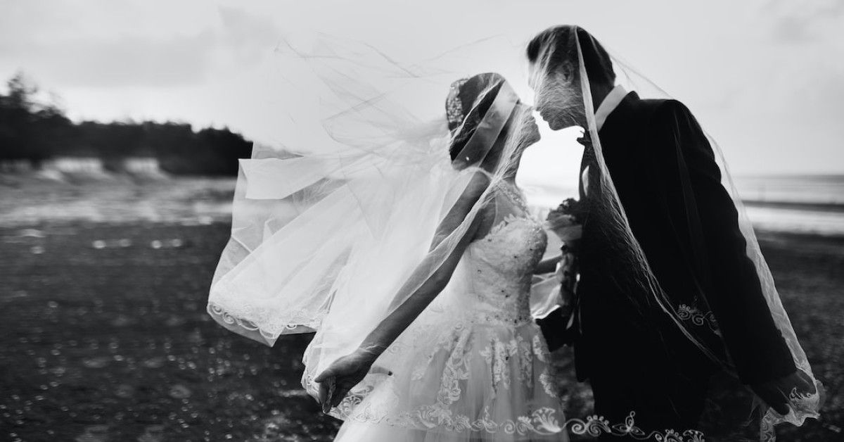 Guide to romantic wedding anniversary flowers - meaningful floral gifts