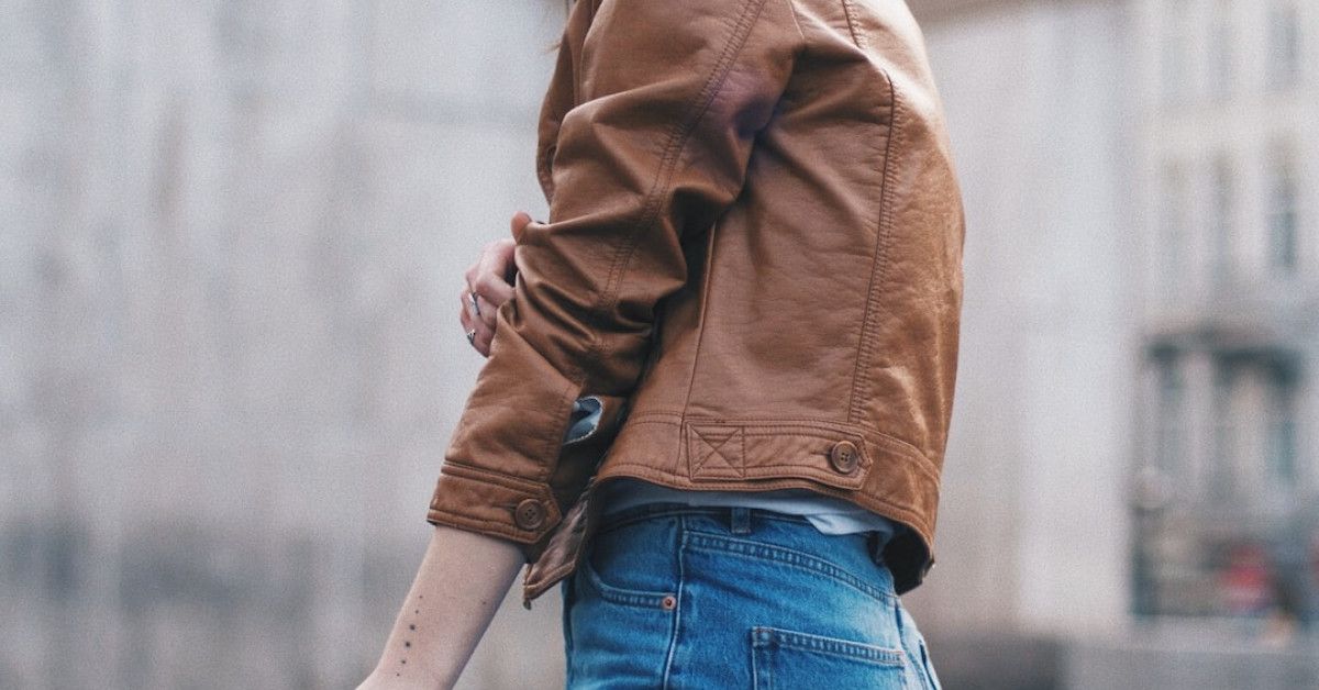 Leather anniversary gifts for her, celebrating love and luxury.